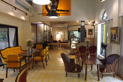 店内の様子（黄色い建物）